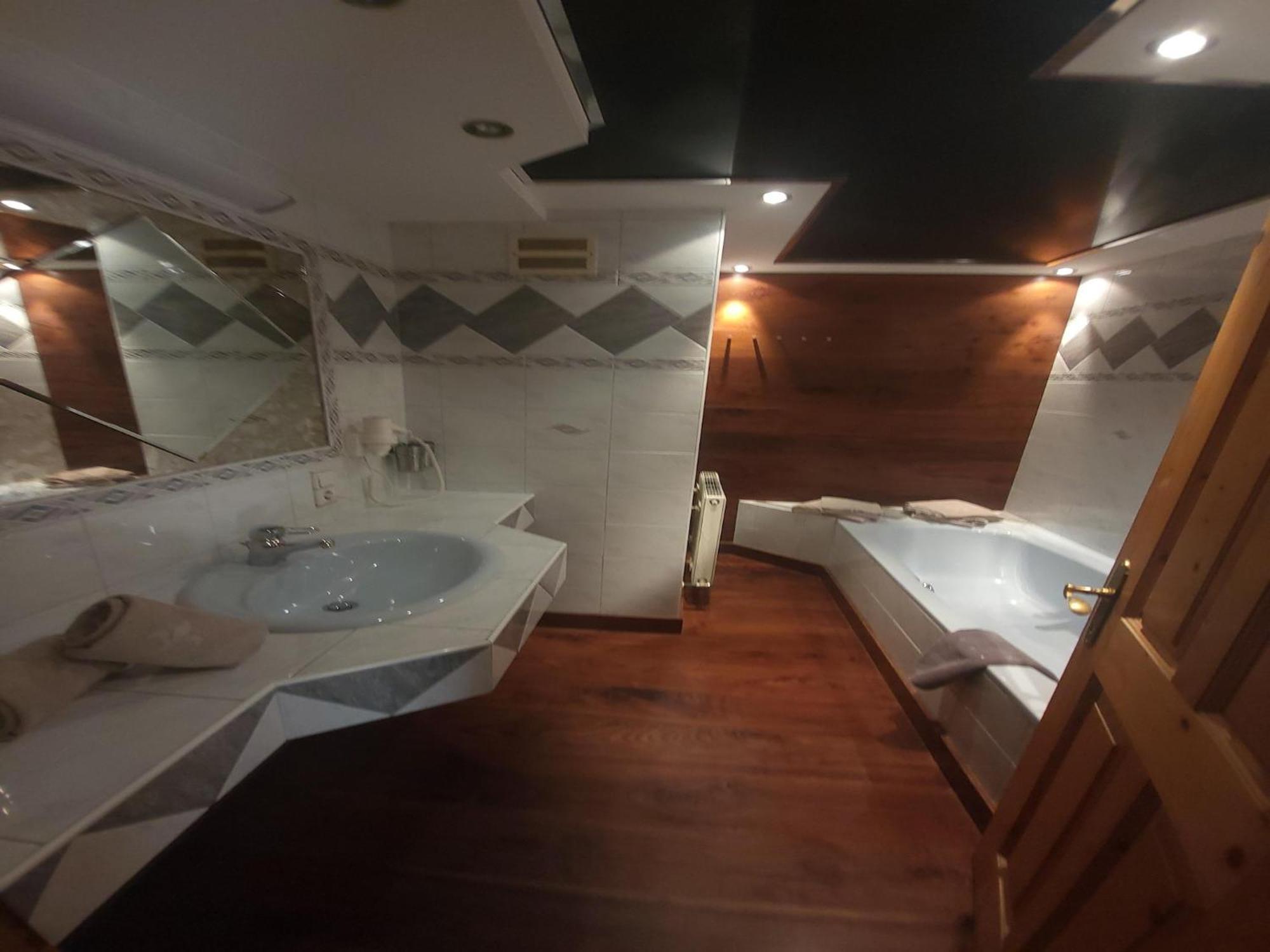 Apartment In Neukirchen With A Balcony Neukirchen am Großvenediger Екстериор снимка